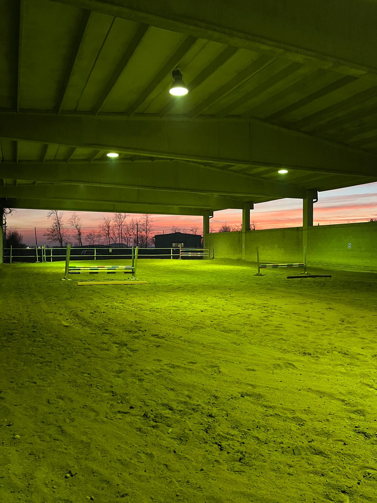 Campo coperto illuminato di sera